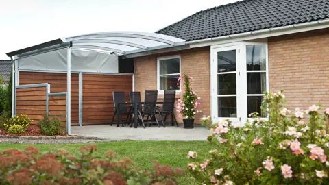 Lille ELIPSE overdækket terrasse med afskærmning på to sider