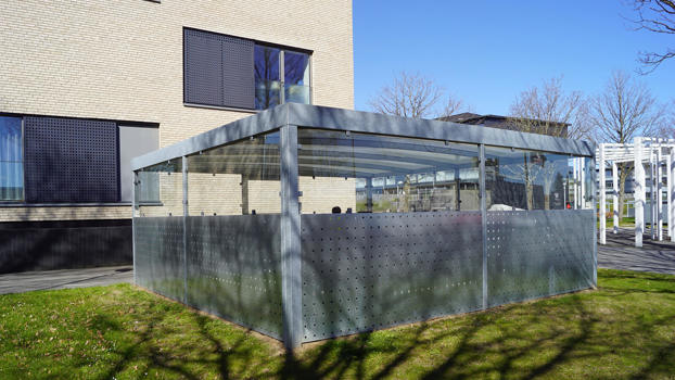 UNA redskabsrum lukket med hulplade i bunden og øverst lukket med glas