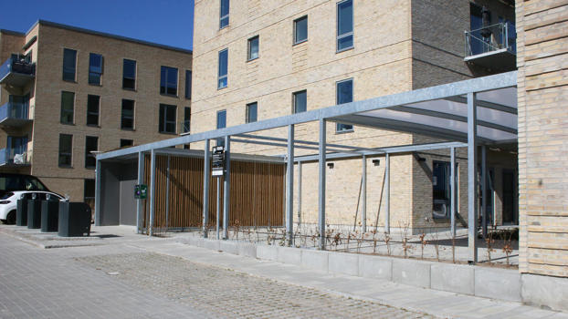 Overdækning forener værksted, pergola og terrasseoverdækning under samme tag