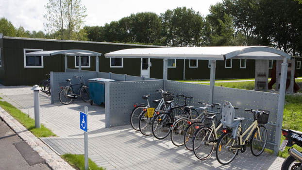 LP9 cykeloverdækning og affaldsskjul med hulpladebeklædning