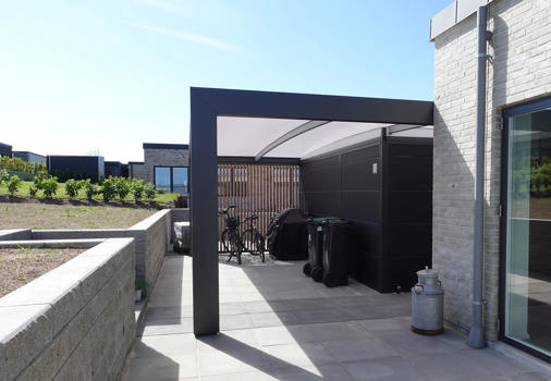 KUBIC carport. Taget er forlænget, så der er plads til alt det løse