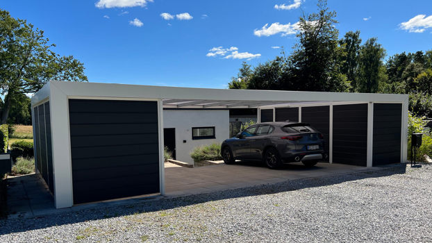 Stor hvidlakeret KUBIC funkis carport med skur placeret i siden og afskærmning modsat