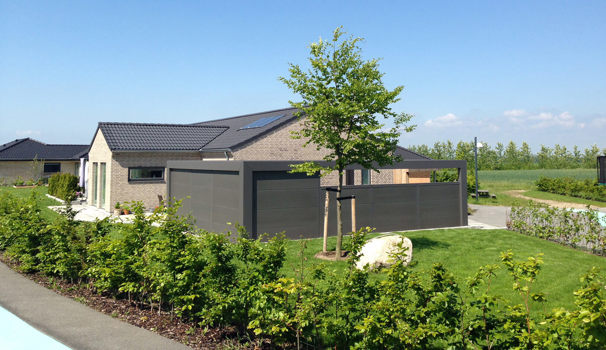 KUBIC stålcarport med redskabsrum set fra havesiden