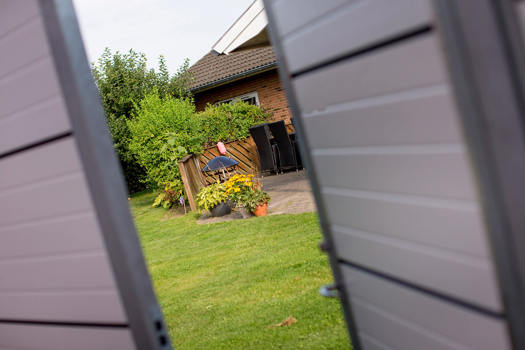 UNA cykelskur med kig ud i haven