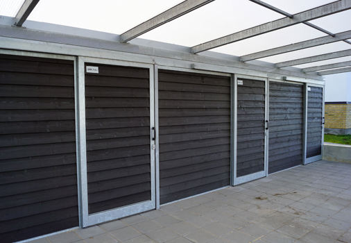 PLAN carportanlæg med redskabsrum i malet træ og skydedøre