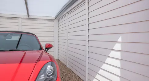 Hvidmalet Traebeklaedning I En KUBIC Carport