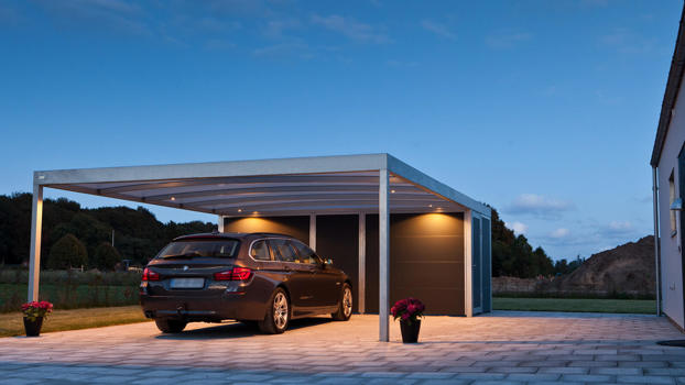UNA carport med LED-spots, som giver et godt orienteringslys