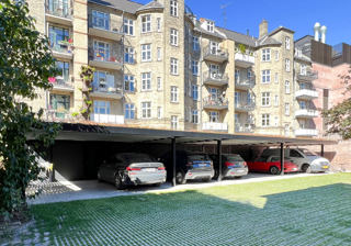 UNA Sortlakeret Carportanlaeg Med Sedumtag Og Redskabsrum Bagerst I Anlaegget