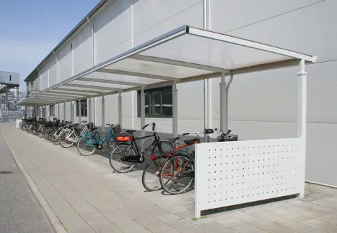 Cykelparkering Med Hvid Pulverlakeret Hulplade