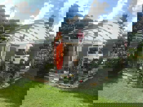 Carport med skur, overdækning og plads til campingvogn