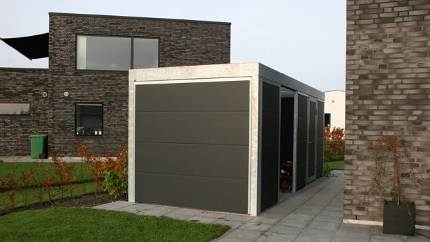 UNA kombi af lukket og aflåst redskabsskur og åben overdækning under ét tag