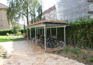 PLAN Cykelparkering Og Aflaast Rum Lamelbeklaedning Og Sedumtag