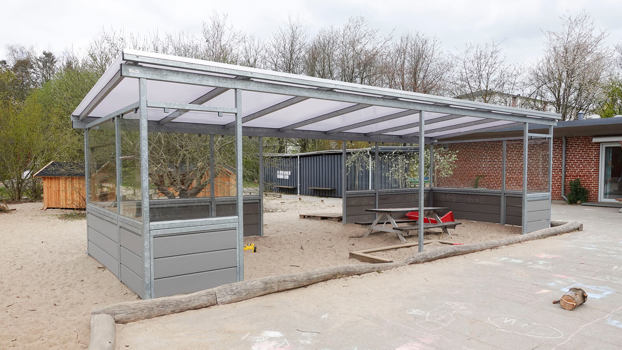 Overdækket sandkasse model PLAN med beklædning i komposit og hærdet glas