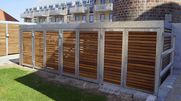 UNA teknikrum med vandrette lameller i træsorten Cumaru