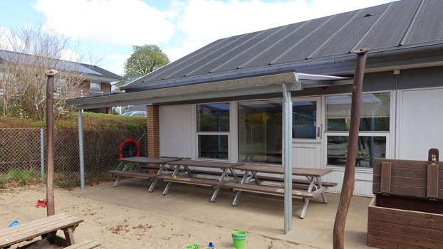 Væghængt PLAN overdækning. Børnene kan sidde i ly og hygge sig med leg og madpakker