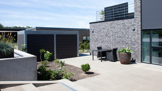 Fritstående redskabsrum model UNA med koksgrå kompositbeklædning