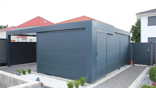 Lukket KUBIC garage og overdækning som gennemkørsel med 2 ledhejseporte