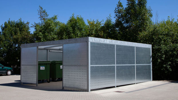 Stort UNA containerskjulerskur med beklædning i hulplade