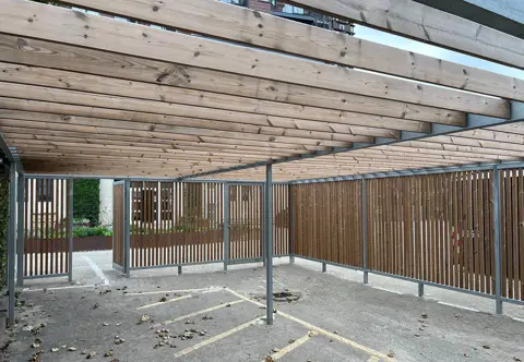 Rum til storskrald med lodrette lameller