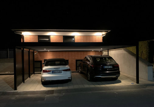 UNA carport monteret på muren med LED-spots for orienteringslys