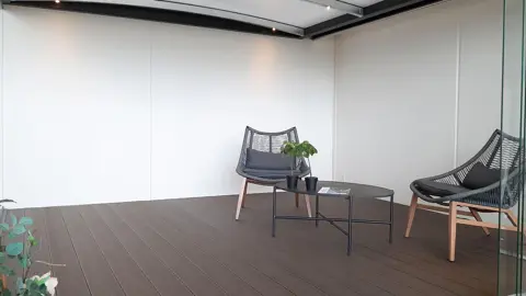 UNA udestue med glasskydedøre monteret på udhæng