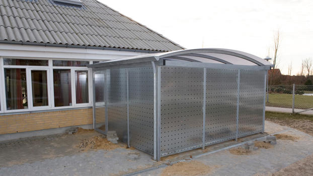 ELIPSE krybbely med beklædning i hulplade – her kan børnene sove i læ