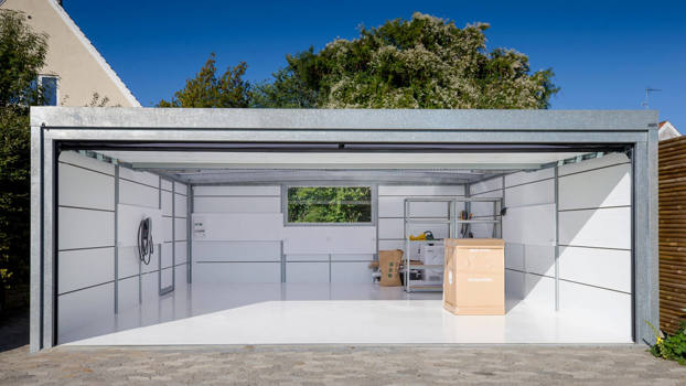 Lækker og lys garage fra model UNA. Plads til både biler og opmagasinering