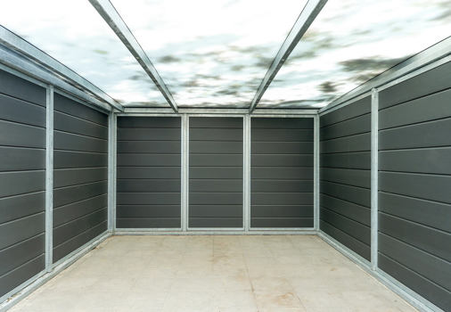 UNA redskabsrum set indefra. Lukket med Kompositbeklædning