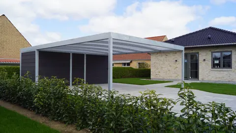 Carport med fladt tag model UNA med redskabsrum. Plads til 2 biler
